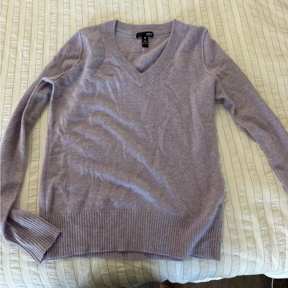 AQUA  Cashmere Women's V-Neck Sweater in Soft Purple
